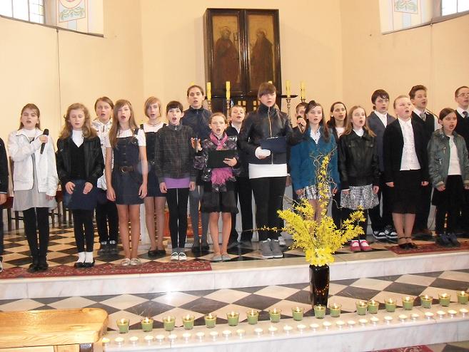 Zdjęcie Widowisko poetycko-muzyczne w kościele ŚwWojciecha w wykonaniu szkolnego zespołu teatralnego _004_246058