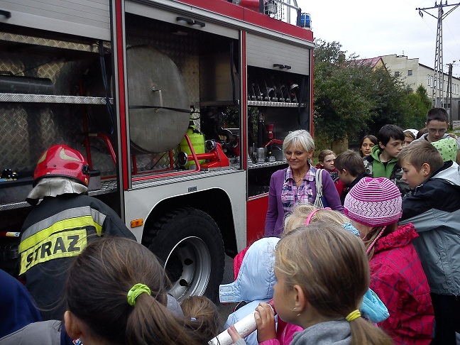 Zdjęcie Dzieci z zainteresowaniem oglądały wyposażenie wozów strażackich _004_282966
